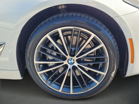 Used 2023 BMW 540i xDrive w/ Premium Package image 9