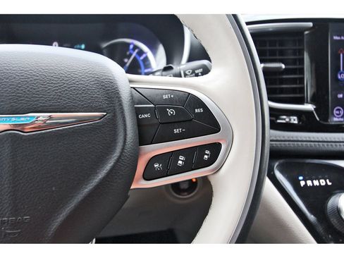 Used 2020 Chrysler Pacifica Limited w/ Advanced Safetytec Group FWD image 25