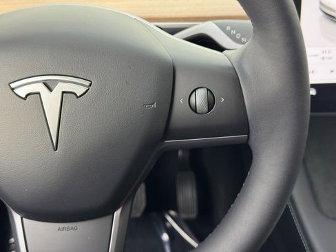 Used 2022 Tesla Model Y Long Range image 20