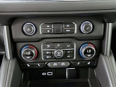 Used 2022 Chevrolet Tahoe Z71 w/ Luxury Package AWD/4WD image 17
