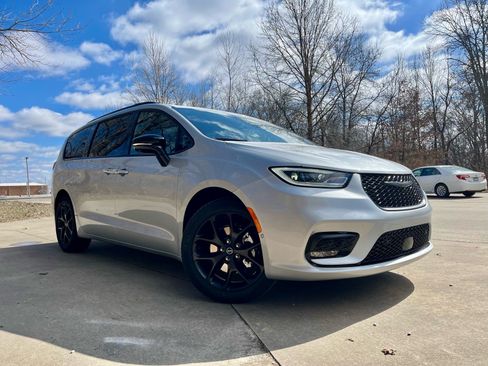New 2026 Chrysler Pacifica Select w/ S Appearance Package FWD image 1