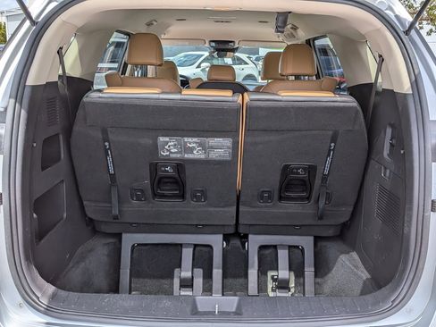 Used 2022 Kia Carnival LX FWD image 13