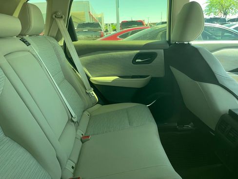 Used 2023 Nissan Rogue SV image 9