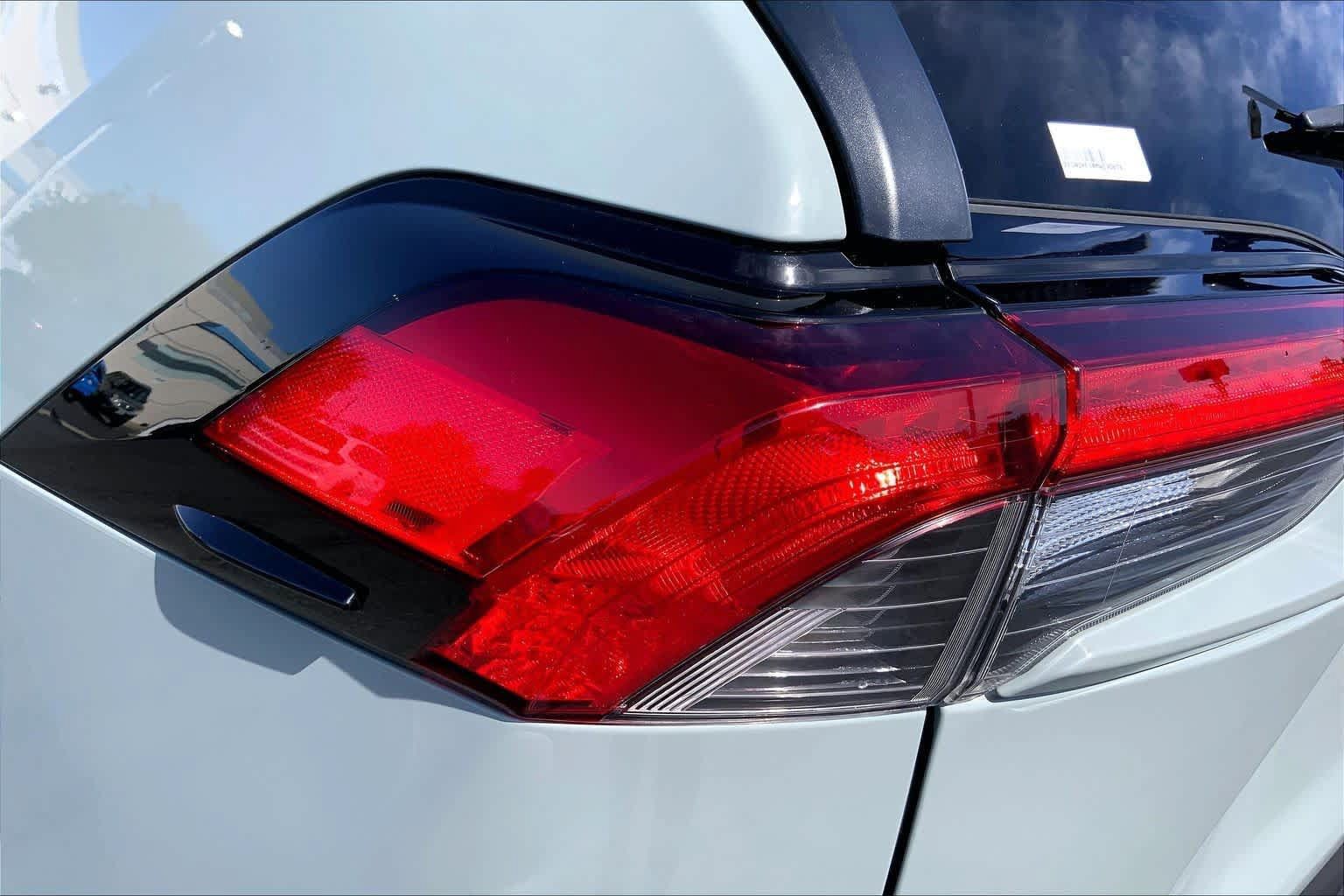 Used 2021 Toyota RAV4 XLE Premium AWD/4WD image 28