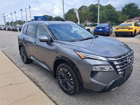Used 2025 Nissan Rogue Platinum FWD image 8