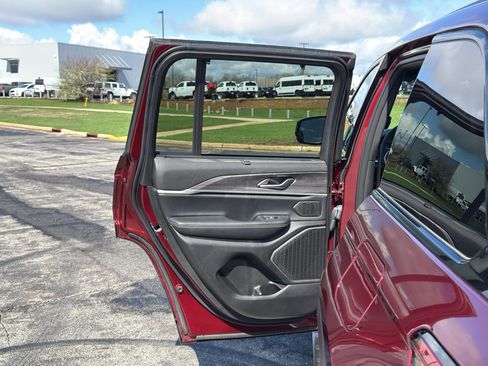 Used 2024 Jeep Grand Cherokee Limited w/ Luxury Tech Group II AWD/4WD image 37