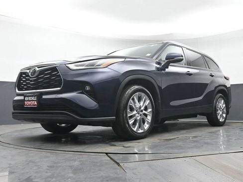 Certified 2024 Toyota Highlander Limited AWD/4WD image 34
