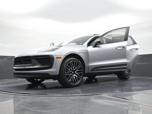 Certified 2025 Porsche Macan Turbo AWD/4WD image 32