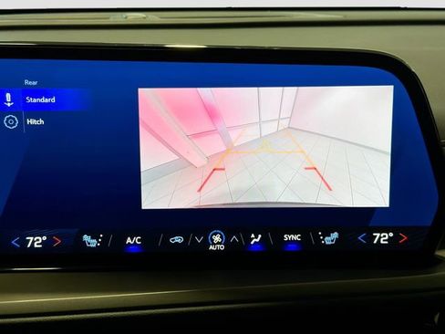 Used 2025 Chevrolet Traverse LT image 13