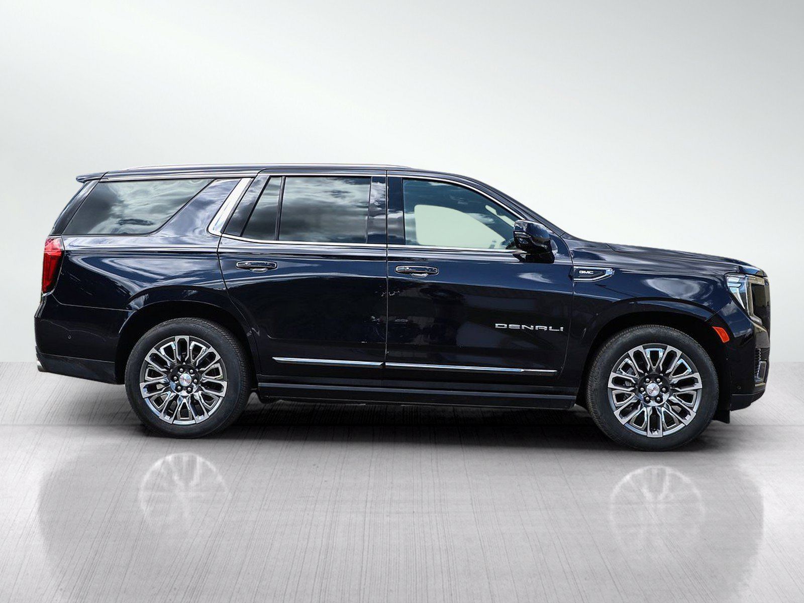 Used 2023 GMC Yukon Denali Ultimate AWD/4WD image 6