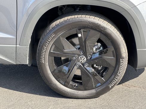 Used 2025 Volkswagen Taos SE image 12