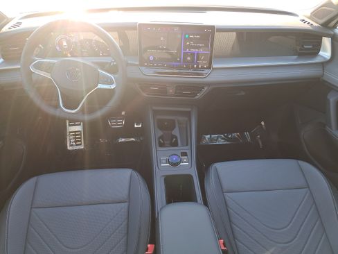 New 2026 Volkswagen Tiguan SE R-Line image 9