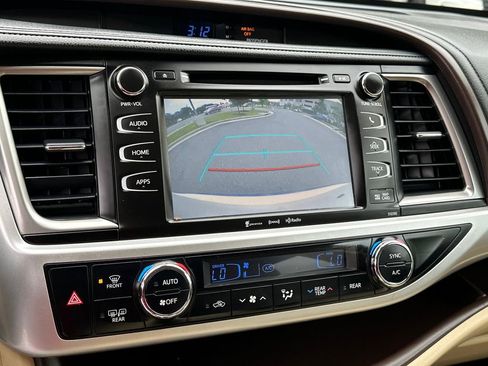 Used 2019 Toyota Highlander XLE FWD image 35