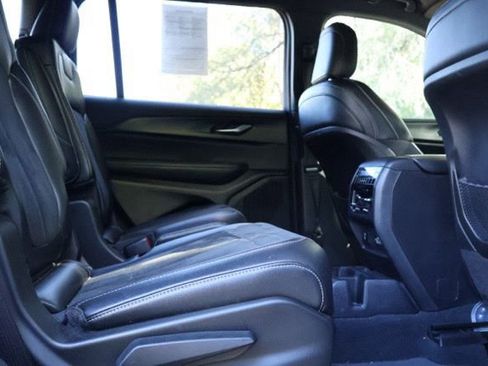 Used 2023 Jeep Grand Cherokee L Laredo image 12