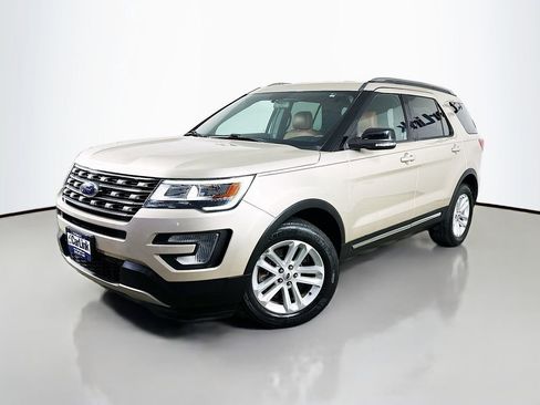Used 2017 Ford Explorer XLT FWD image 3