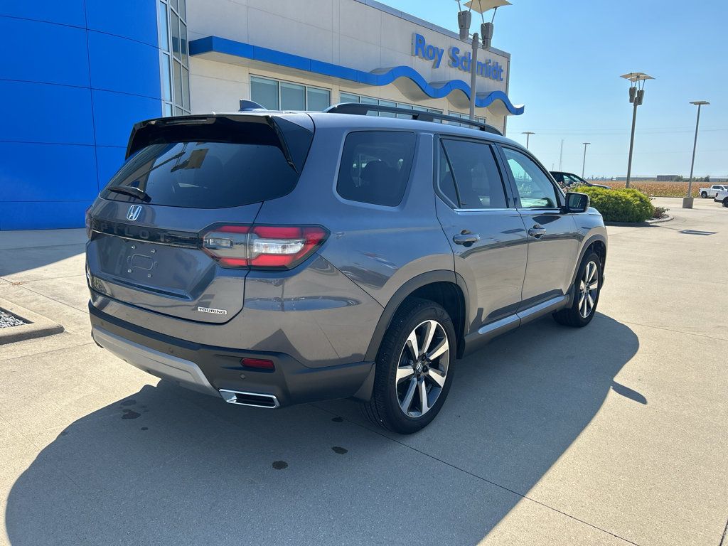 Used 2025 Honda Pilot Touring image 5