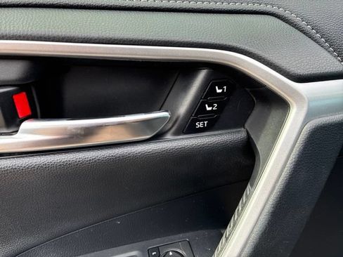Used 2019 Toyota RAV4 Limited w/ Cold Weather Package AWD/4WD image 8