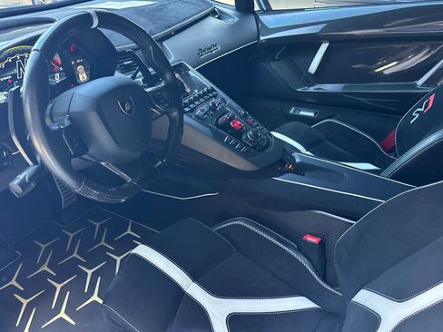 Used 2020 Lamborghini Aventador SVJ AWD/4WD image 4