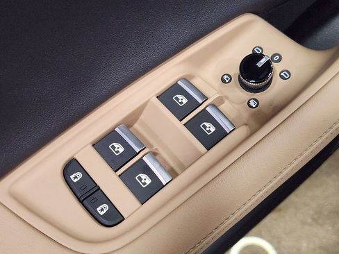 Used 2025 Audi Q8 Premium Plus image 45