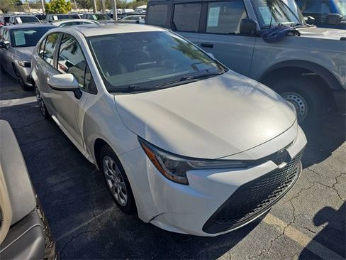 Used 2020 Toyota Corolla LE image 2