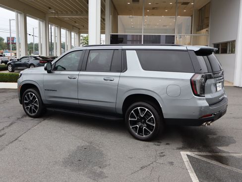 Used 2025 Chevrolet Suburban RST w/ Comfort Package AWD/4WD image 8