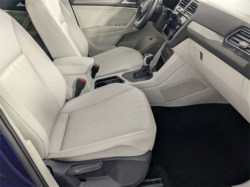 Used 2024 Volkswagen Tiguan SE image 35