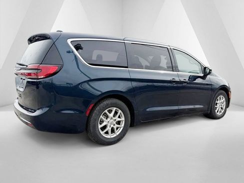 Used 2023 Chrysler Pacifica Touring-L image 7