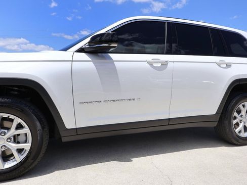 Used 2023 Jeep Grand Cherokee Limited AWD/4WD image 33