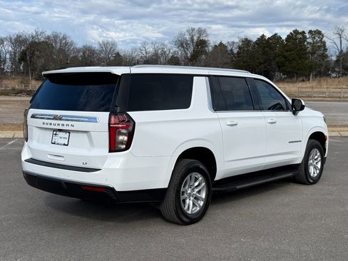 Used 2024 Chevrolet Suburban LT image 3