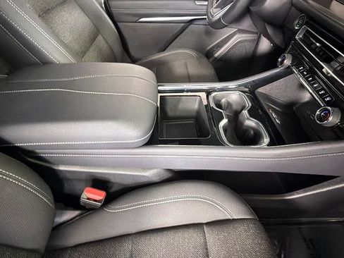 Used 2025 Chevrolet Traverse LT FWD image 36