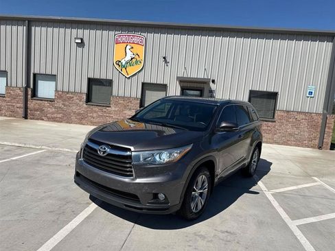 Used 2015 Toyota Highlander XLE FWD image 3