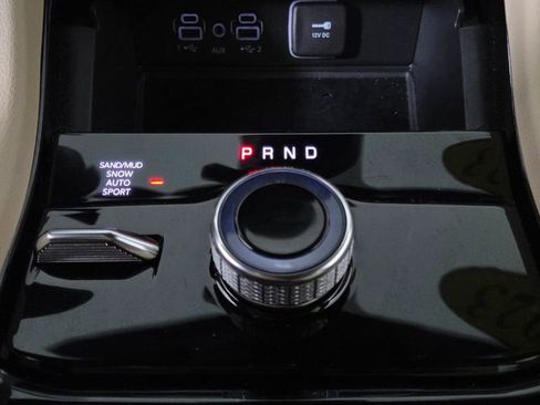 Used 2023 Jeep Grand Cherokee Limited w/ Luxury Tech Group II image 28