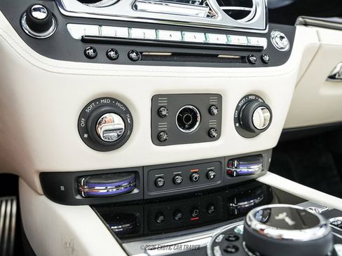 Used 2019 Rolls-Royce Dawn RWD image 53