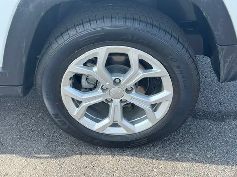 Certified 2024 Jeep Compass Latitude AWD/4WD image 11