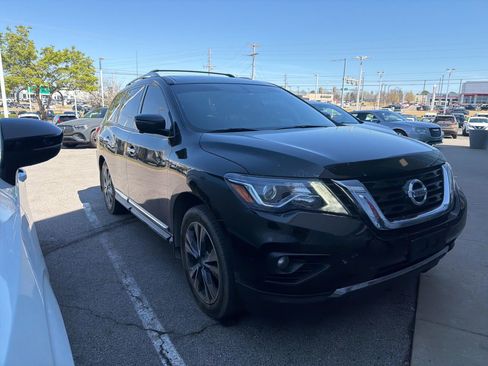 Used 2020 Nissan Pathfinder Platinum image 3