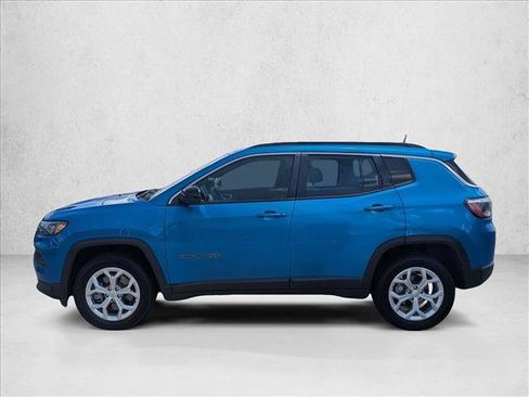Used 2024 Jeep Compass Latitude AWD/4WD image 9