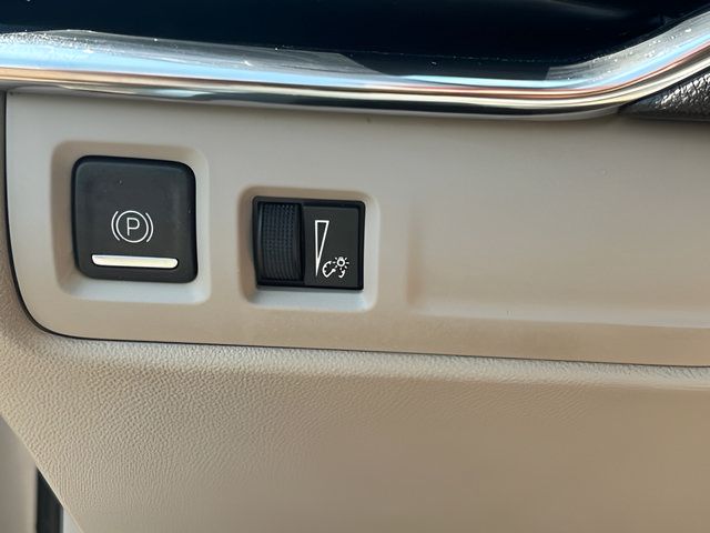 Used 2023 Cadillac XT4 Luxury w/ Cold Weather Package FWD image 22