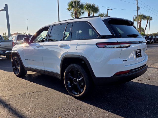 Certified 2025 Jeep Grand Cherokee Limited w/ Black Appearance Package AWD/4WD image 5