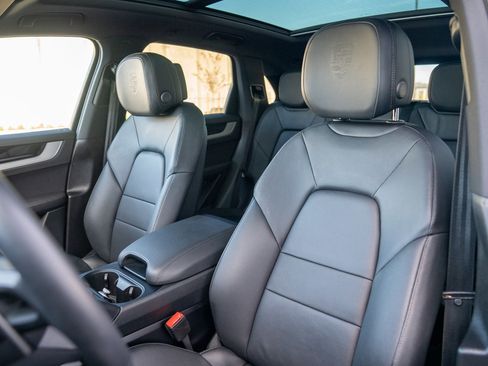 Used 2025 Porsche Cayenne image 5