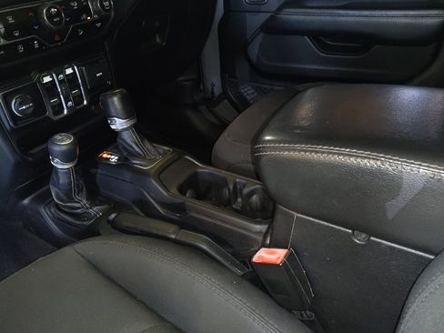 Used 2019 Jeep Wrangler Unlimited Sahara AWD/4WD image 26