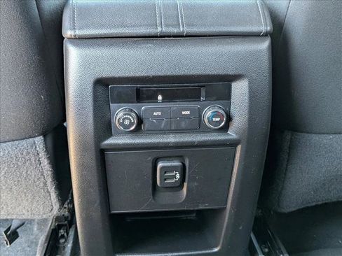 Used 2023 Chevrolet Traverse LT FWD image 16