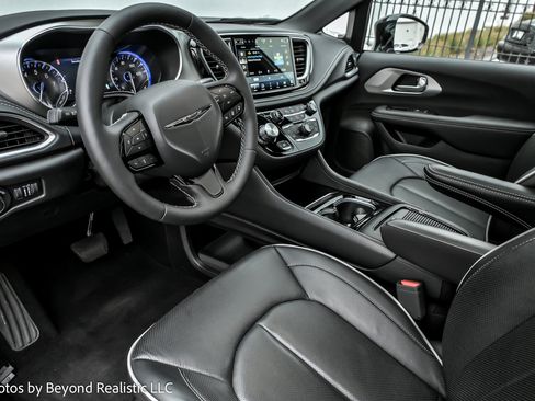 Used 2024 Chrysler Pacifica Limited w/ S Appearance Package image 25