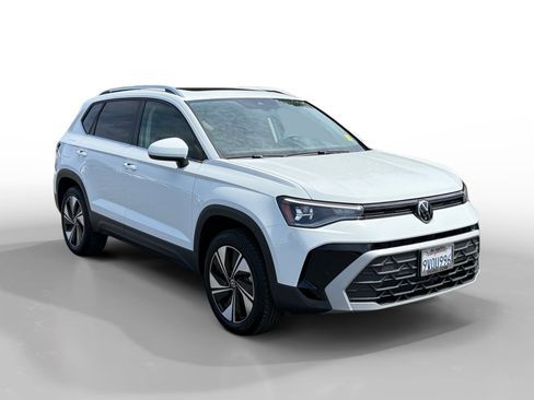 Used 2025 Volkswagen Taos SE w/ Panoramic Sunroof Package AWD/4WD image 7