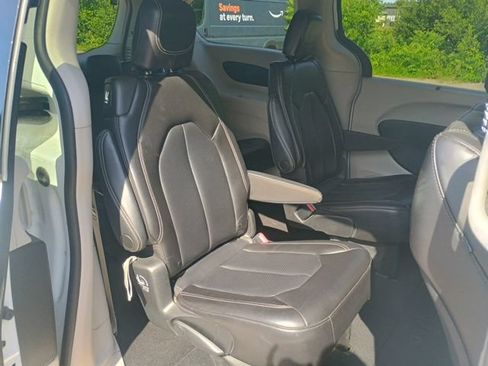 Used 2023 Chrysler Pacifica Touring-L FWD image 16