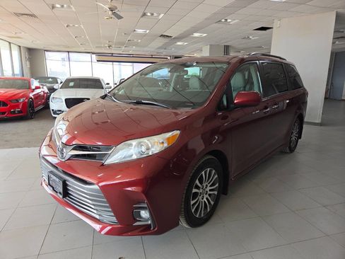 Used 2020 Toyota Sienna XLE FWD image 3