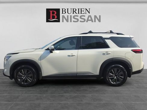 Used 2022 Nissan Pathfinder SV w/ SV Black Package AWD/4WD image 2