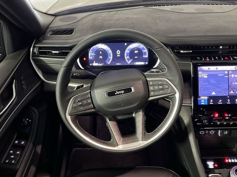 Used 2025 Jeep Grand Cherokee Limited image 28