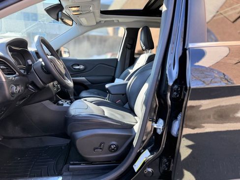 Used 2019 Jeep Cherokee Limited image 11