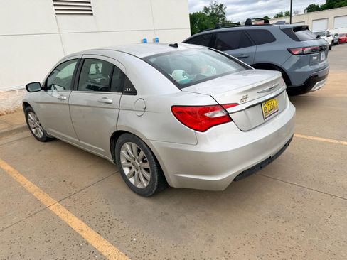 Used 2011 Chrysler 200 Touring FWD image 4