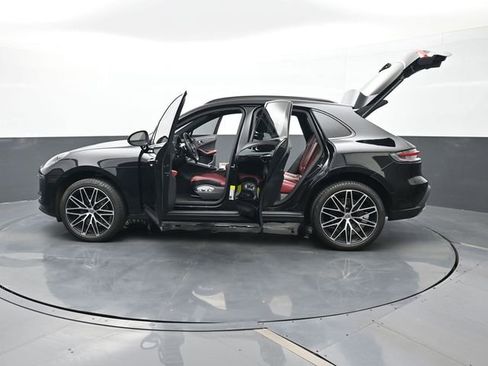 Certified 2024 Porsche Macan AWD/4WD image 30